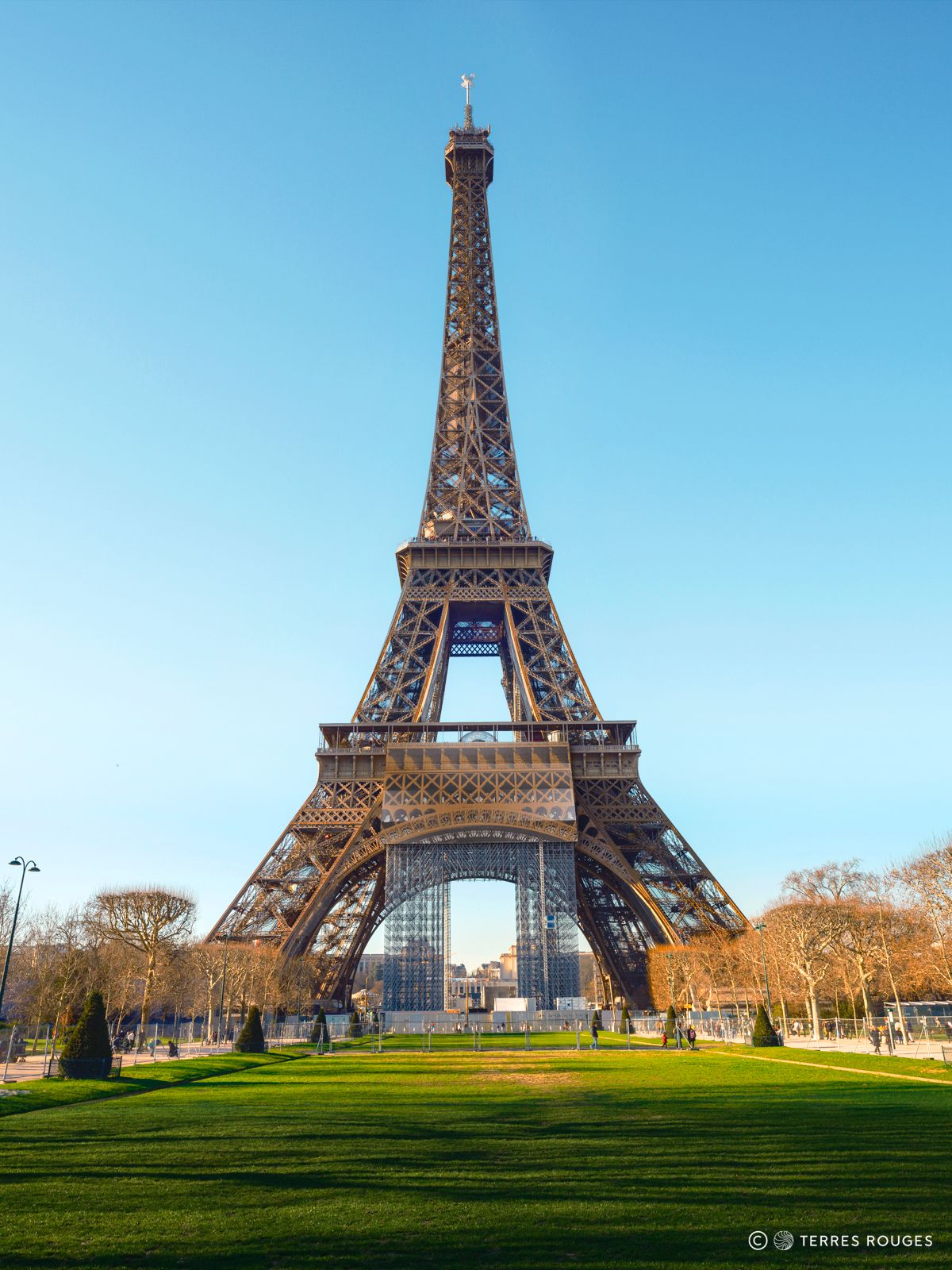 Tour Eiffel – Mise en place des toiles trompe l’oeil